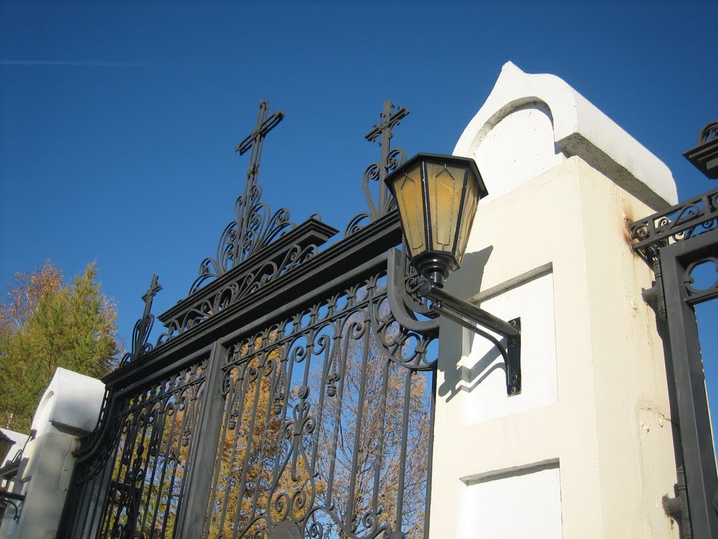 Gate of the Temple + Streetlamp / Врата храма + фонарь by Вадим Левин