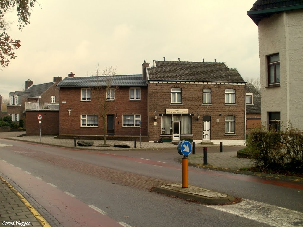 Café in de Del het Trefpunt....Lekker stoppen en dan een pilsje nemen en weer verder..Centraal tussen alles in Café op de Hoek met Zaal.........24-Nov. 201o by Gerold Vluggen