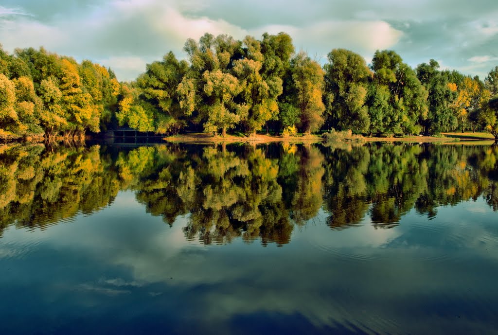 Beach in autum by Kontarcs