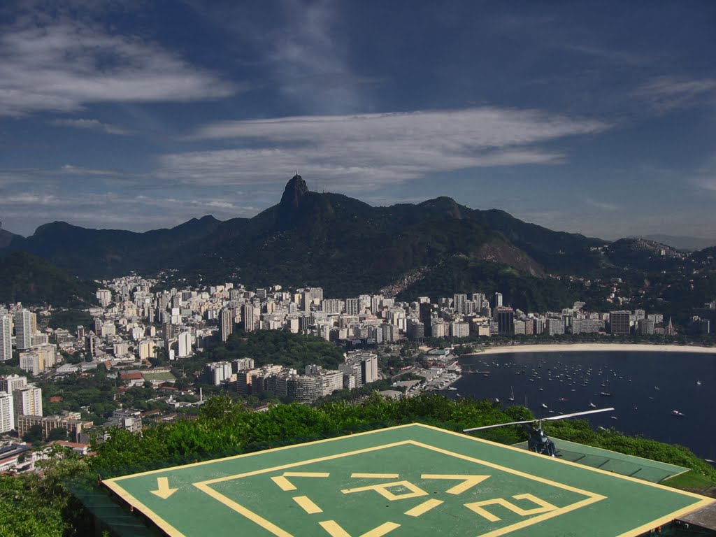 Rio de Janeiro - Brasil - Ao fundo obsrva-se o Cristo Redentor - By Augusto Janiscki Junior by Augusto Janiscki Junior