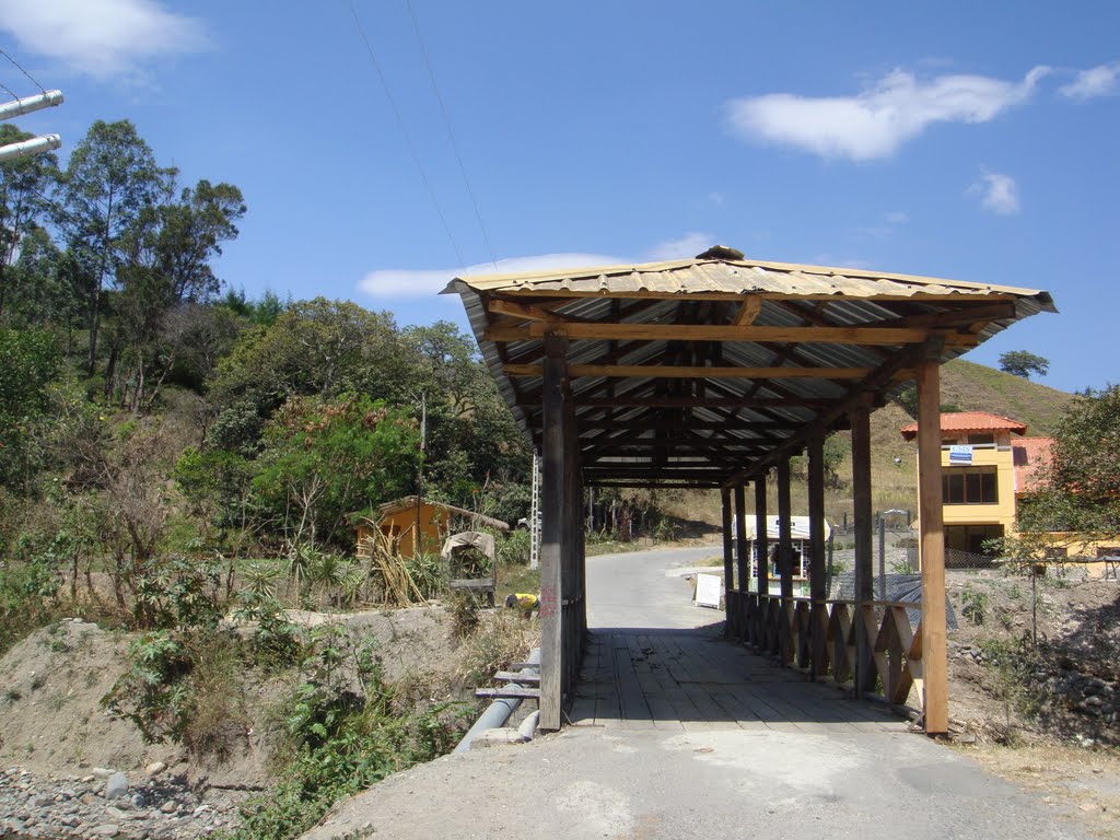 Puente sobre el rio Vilcabamba by Ivan Boada