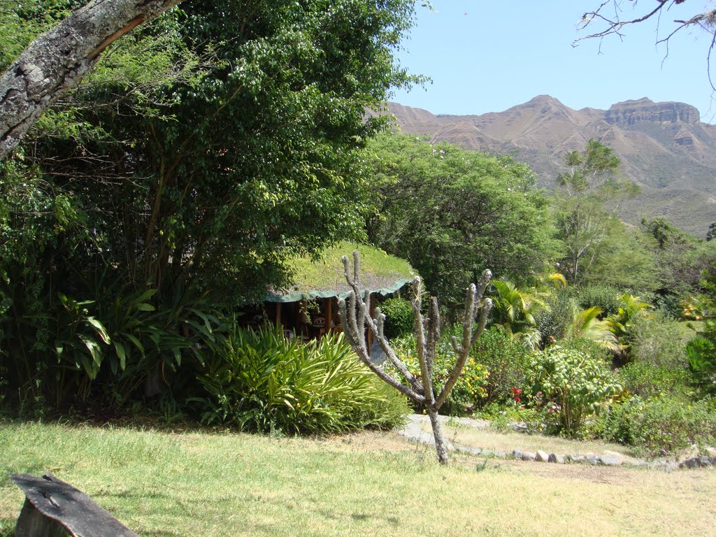 Izhcayluma con el cerro mandango al fondo by Ivan Boada