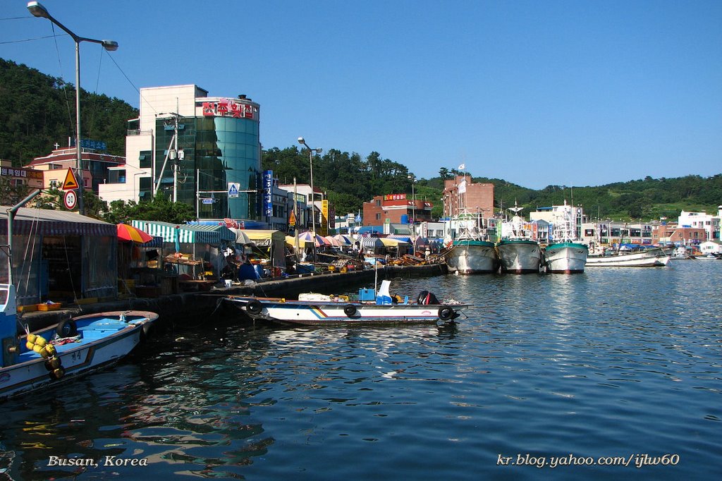 Daebyun fishing port by Lee Iljoo