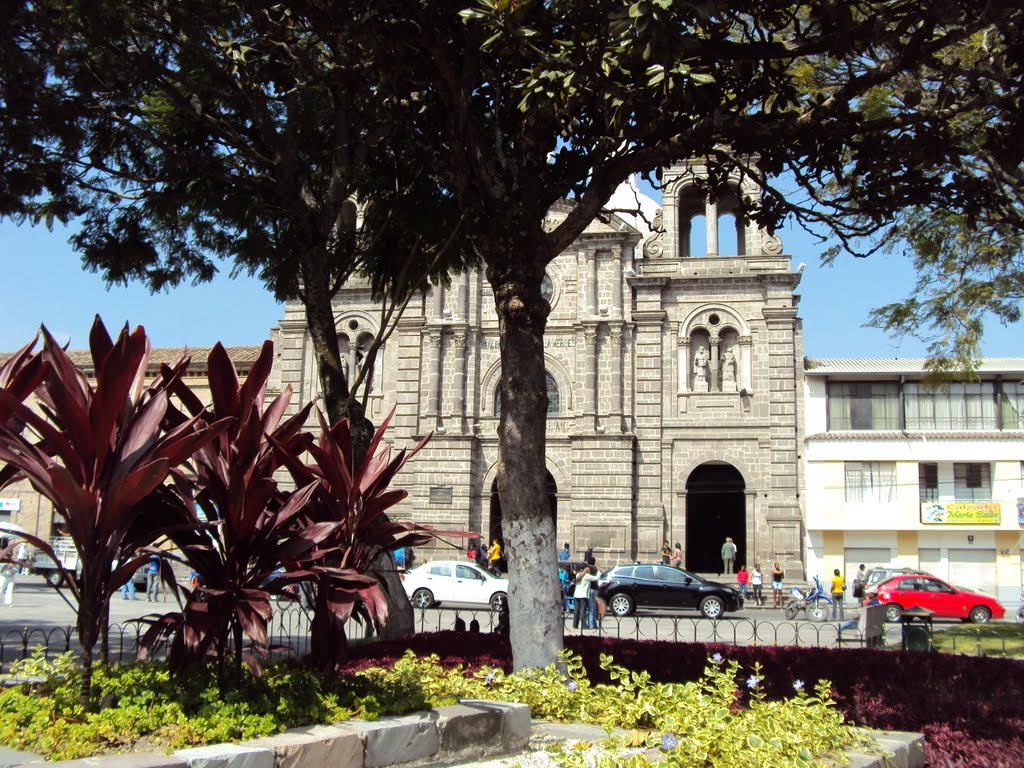 Iglesia y Parque en Ibarra by Edison Ayala