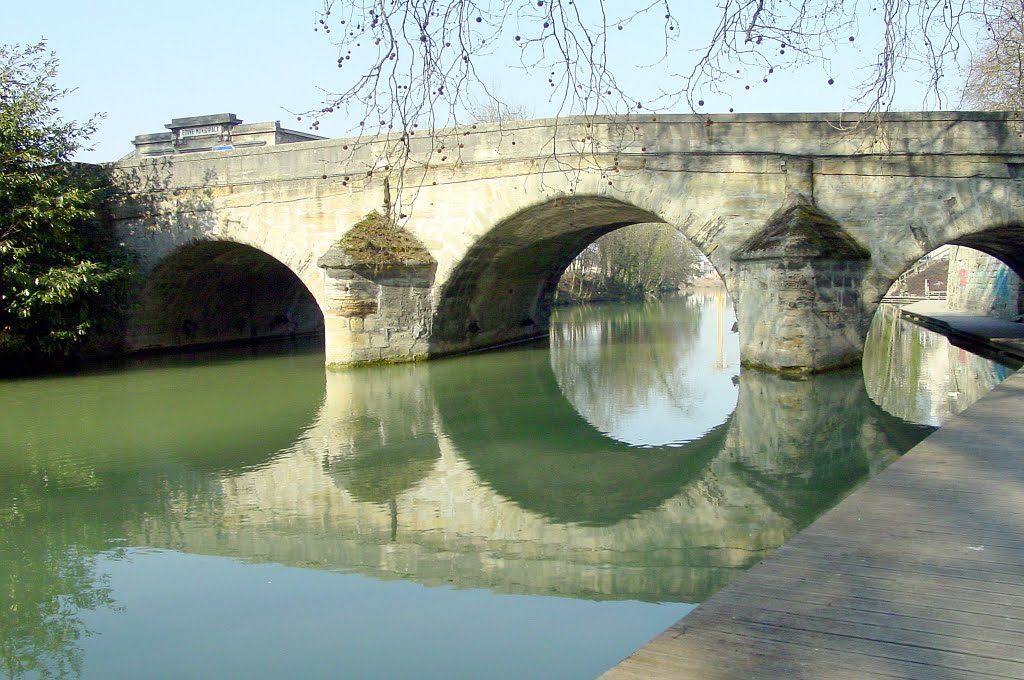 Châlons-en-Champagne : pont des Mariniers by Effel