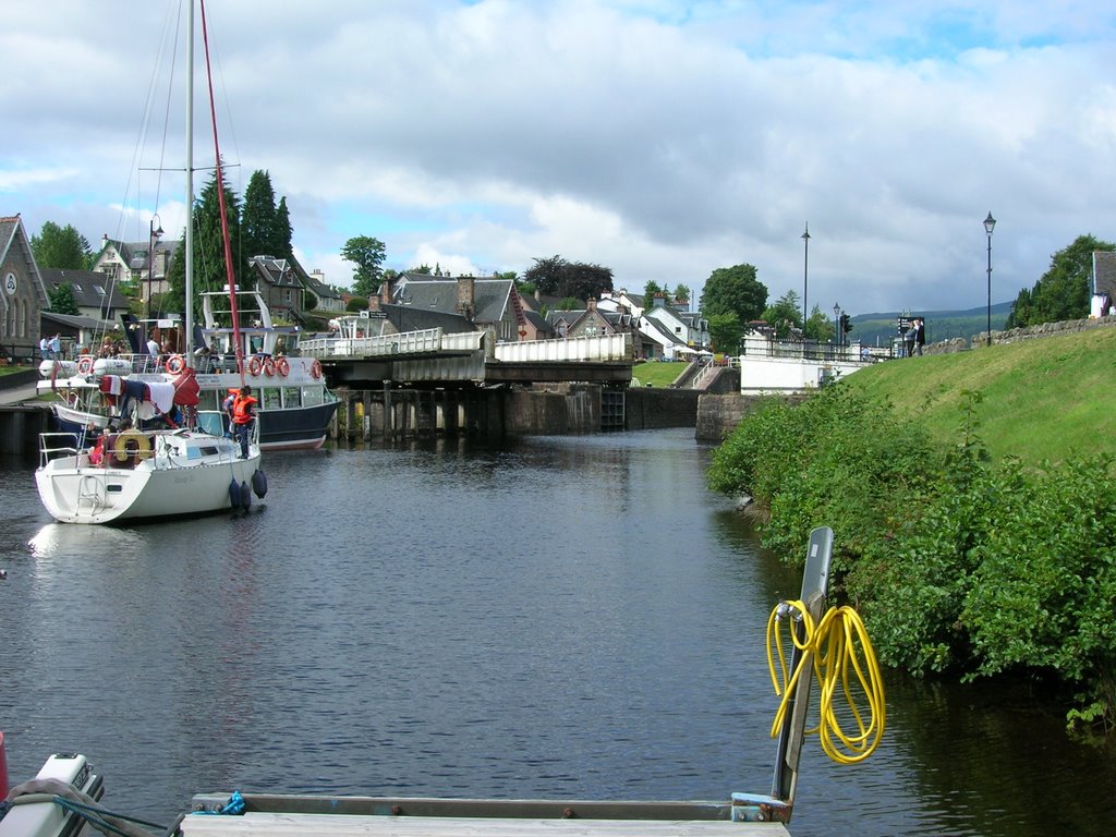 Fort Augustus - Yacht waiting L/M by Lolesymikel