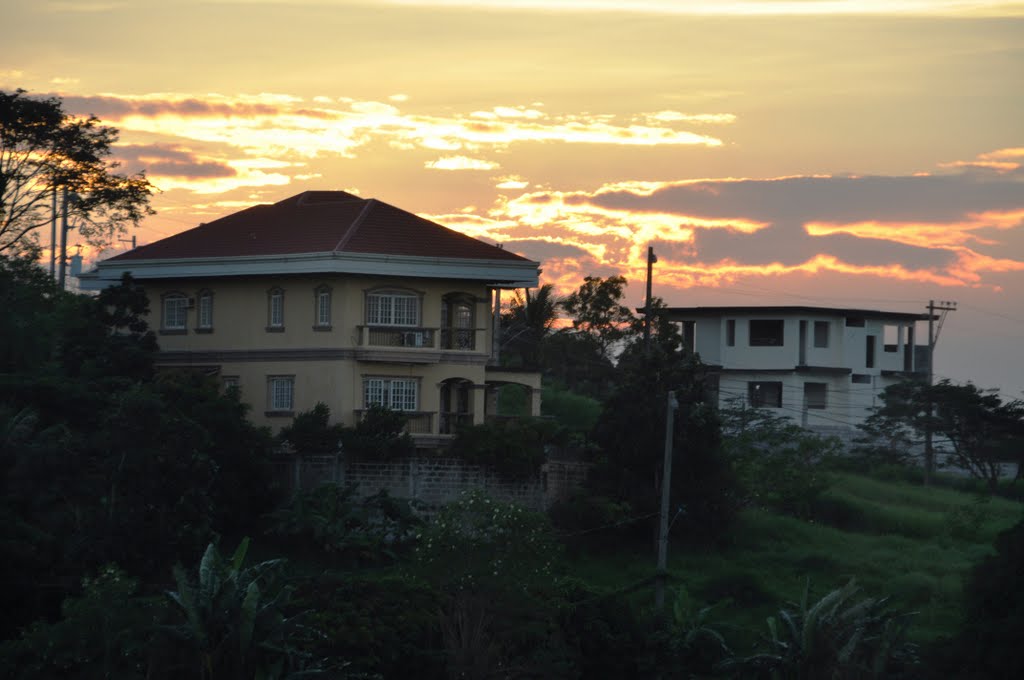 Sunset over Filinvest Southpeak by cesarcentroncambay