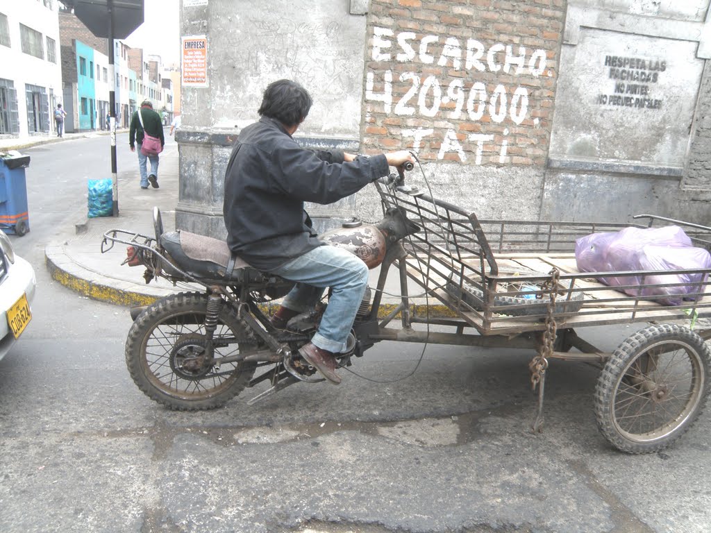 Hibrido tricivespa con llanta de repuesto by Cesar Panizo E.