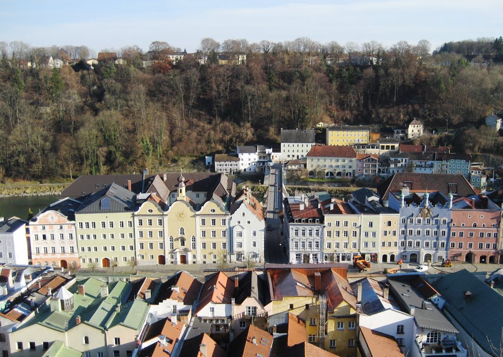 Stadtplatz Burghausen mit Grenzübergang nach Österreich by H. A.