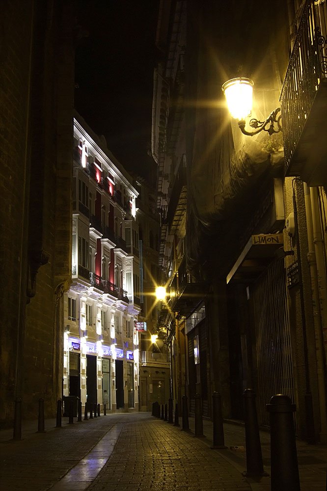 Narrow street in old Valencia by mottoth