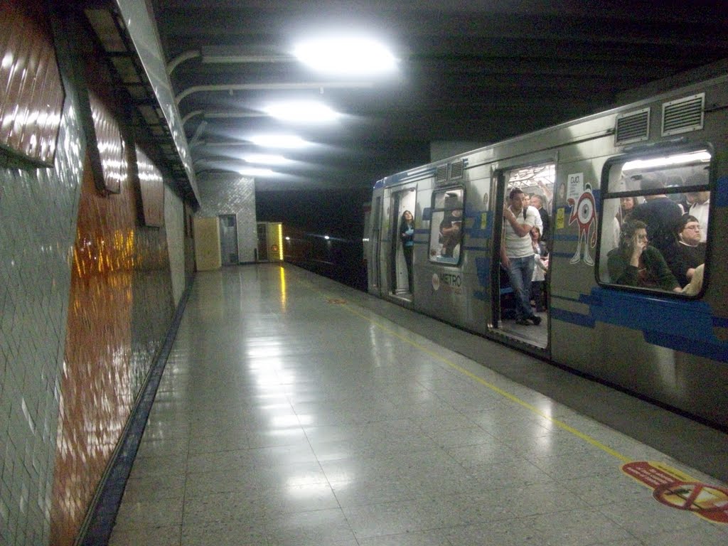 Estación Manuel Montt. Providencia Chile Santiago by Ignacio Paredes