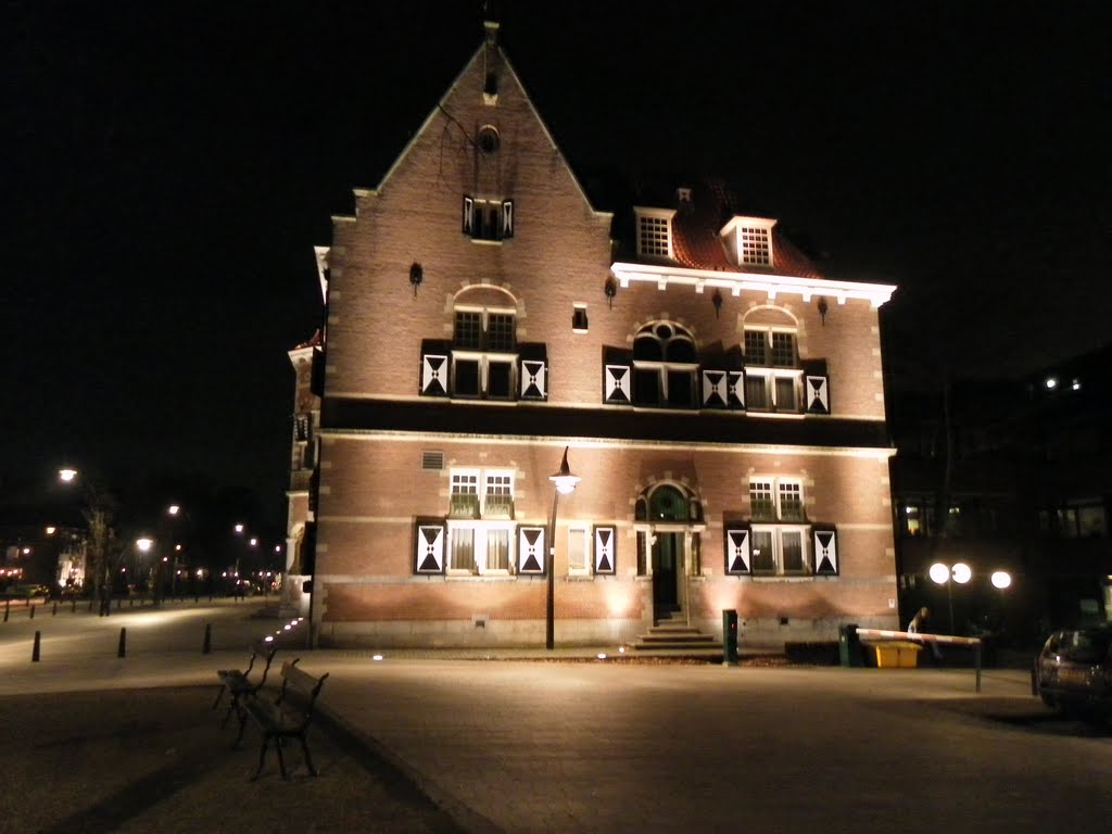 Verlicht gemeentehuis , zijkant by Martin Klumper