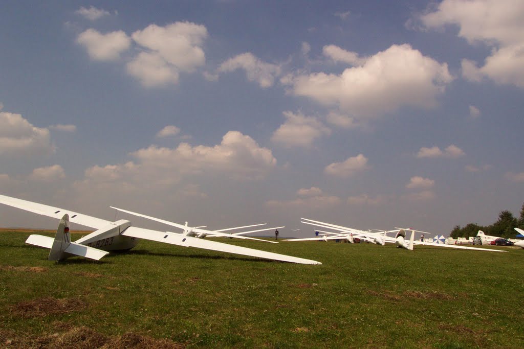 Segelflugplatz Oppingen Startaufstellung by stargrazer