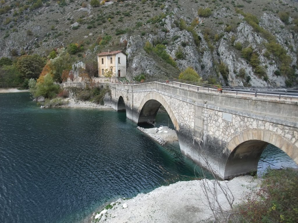 Ponte sul lago (nell'acqua si vede il vecchio ponte) by ifanfa