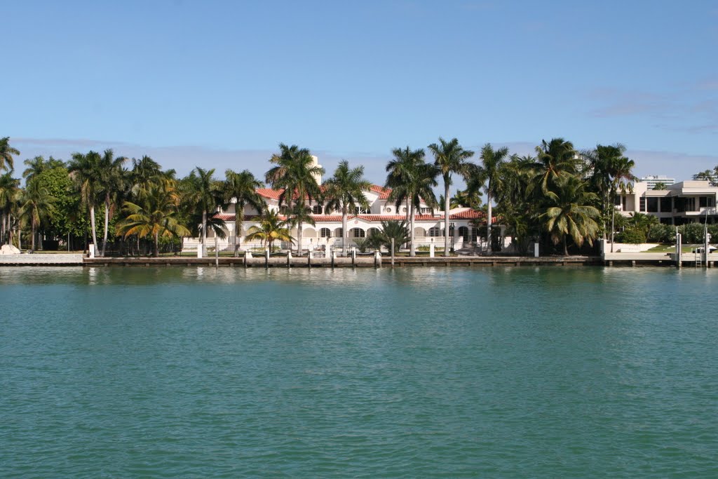 Una de las típicas casas de la isla de los famosos en Miami by R Melgar