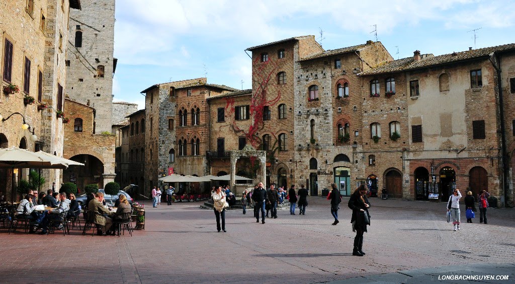 Piazza della Cisterna, San Gimignano by longbachnguyen