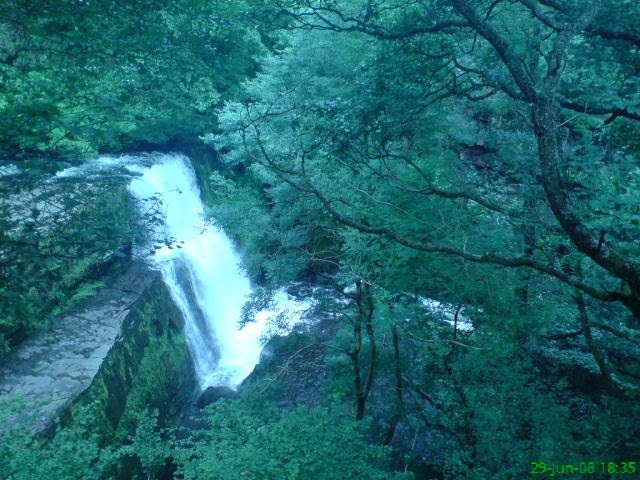 Brecon waterfall by warrendereuck