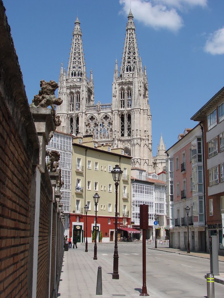 Calle y Catedral de Burgos. by Ernesto Lorenzo