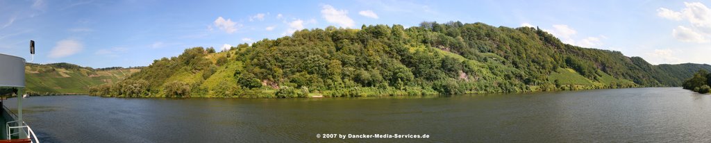 EZ-0011-Moselpanorama vom Schiff, Kröv im Rücken by Robert Dancker