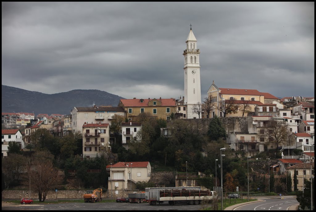 Novi Vinodolski 21.11.2010. 4 Slikovito mesto z dolgo turistično tradicijo in bogato kulturno zgodovino. Sestavljata ga stari del, ki je stisnjen na vzpetini, in novi del ob morju. Prvo kopališče so uredili že leta 1889, nekoliko pozneje pa hotel lišanj, ki stoji še danes. Mesto ima bogato in raznevrstno turistično ponudbo. by Vladimir Tkalčić