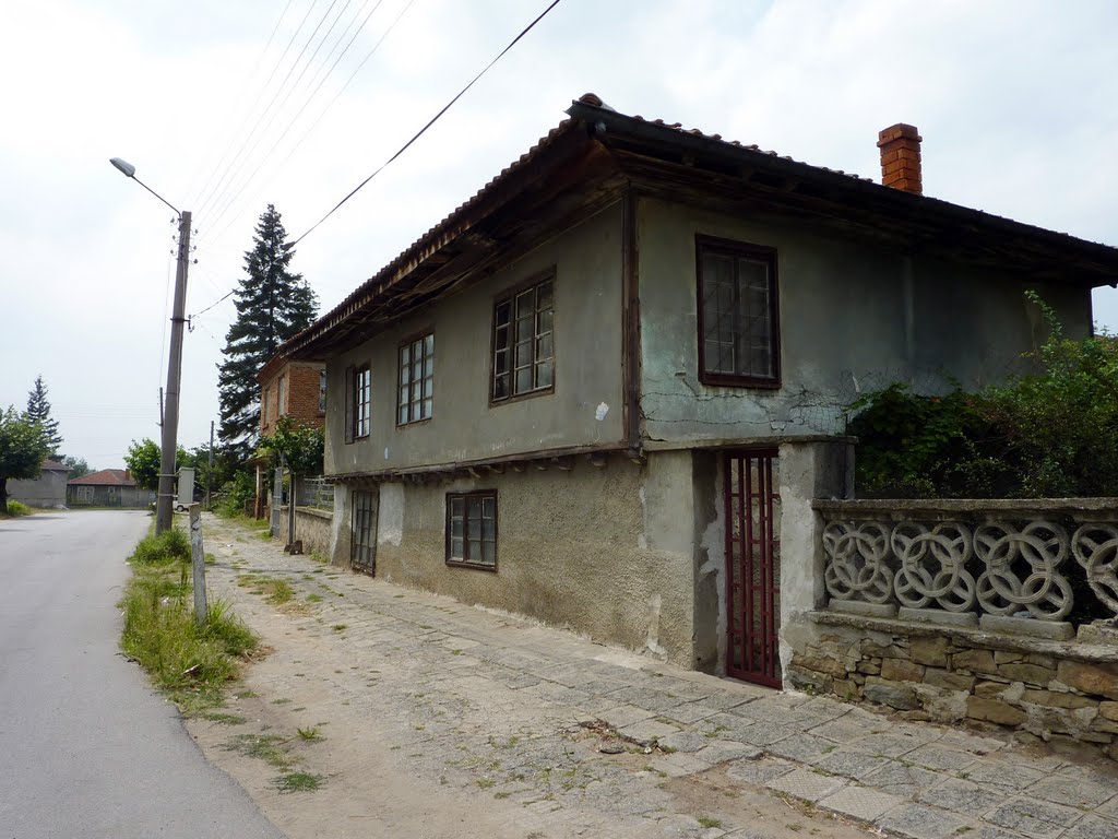 Къща в Славянци / A House in Slavjantsi by godonikolov