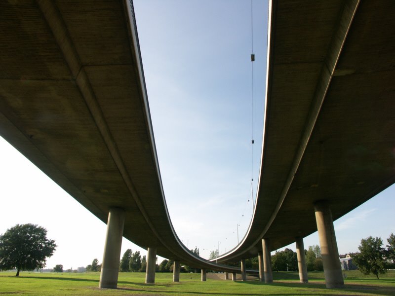 Kniebrücke von unten by harrymeschke