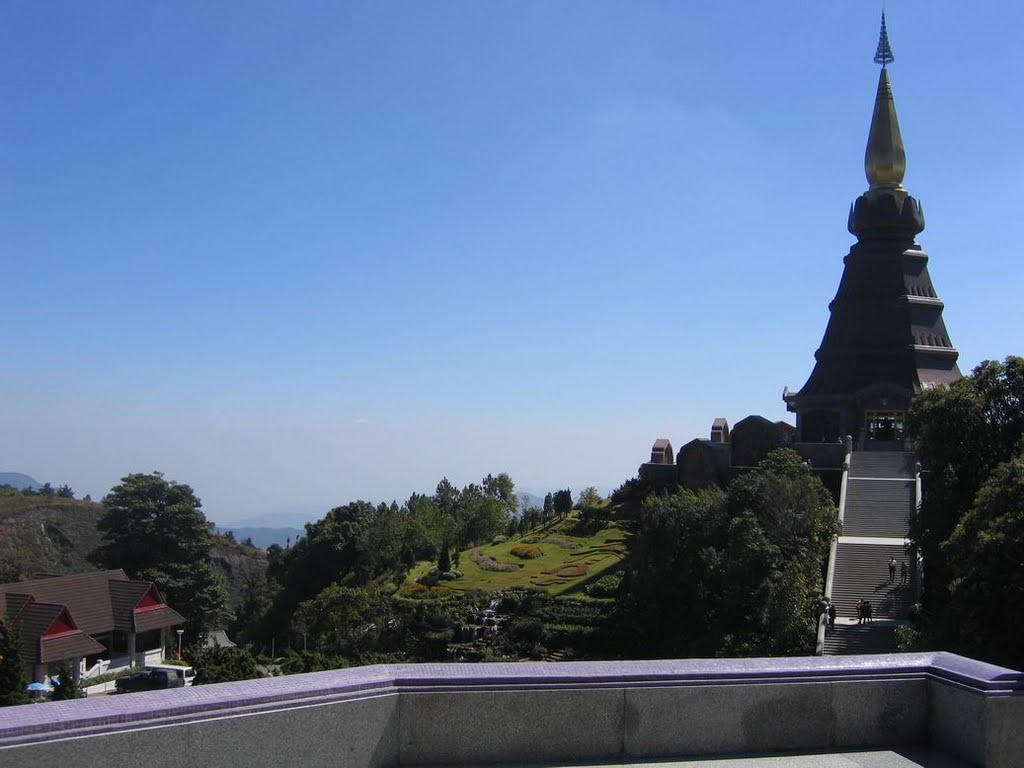 พระมหาธาตุ ดอยอินทนนท์ / Phra Mahathat, Doi Inthanon National Park by Erik B.