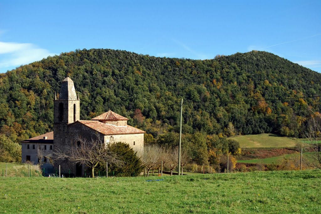 Església de Sant Miquel Sacot, amb el volcà de Santa Margarida darrera by Marcel Puig Puig