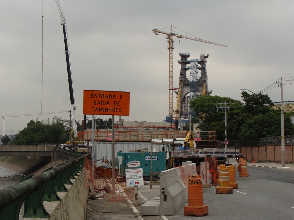 Ponte Estaiada - Marginal Tietê (26-nov-2011) - Vista do local onde se iniciará a ponte Estaiada, em frente á Sabesp by Ricardo D. Mathias