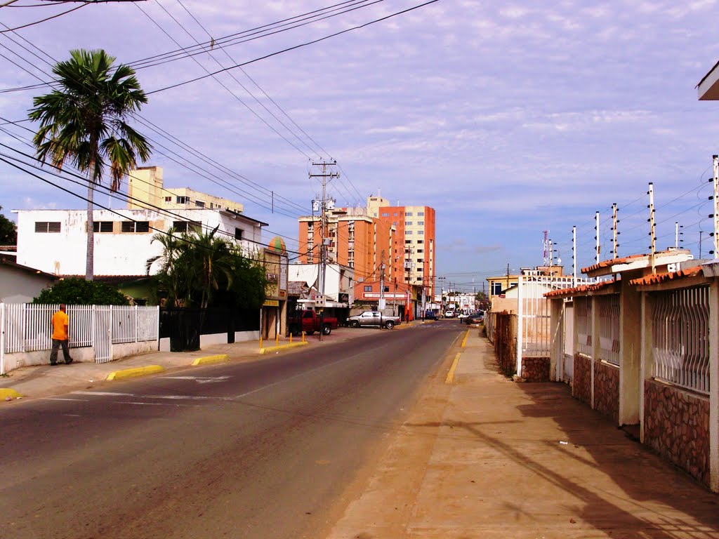 Calle Coto Paúl_ Una mañana de Otoño by Fabio Zacarías-Socor…