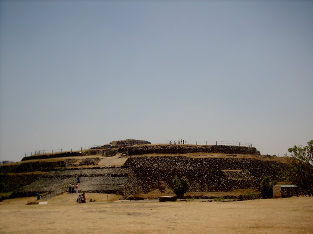 Piramide circular de Cuicuilco by Sergio Barrios Monte…