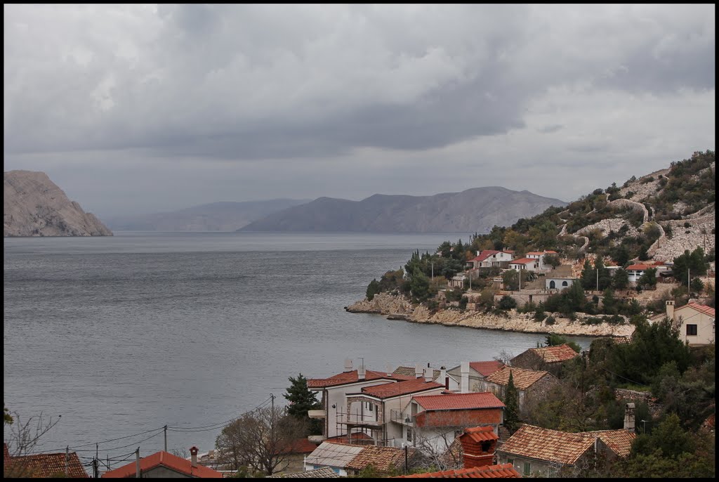 Donja Klada 21.11.2010. 11 Tek od sredine XVII. st. podno gradine uz duboki zaljev naseljavaju se Bunjevci koji podižu današnje naselje. Uz obalu ima više malih skrivenih dražica zgodnih za kupanje, ribolov i odmor. HK22 by Vladimir Tkalčić