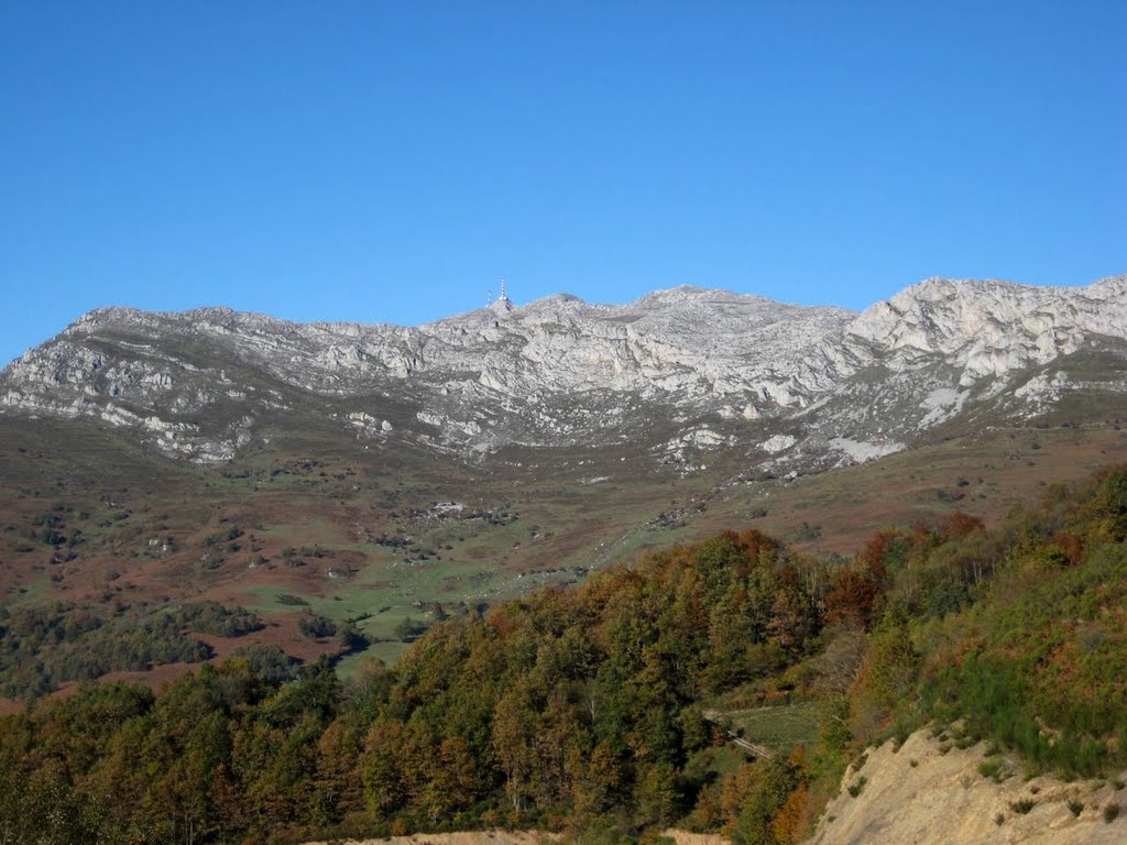 Sierra del Aramo y Picu Gamoniteiru. by La Casa del Chiflón (Bulnes)