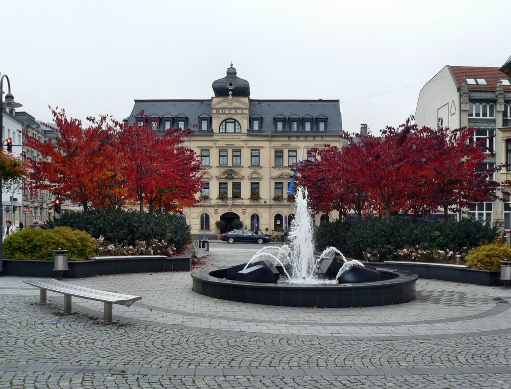 Aue - Der Brunnen auf dem Altmarkt und Blick auf das Hotel "Blauer Engel" by Thomas Eichler