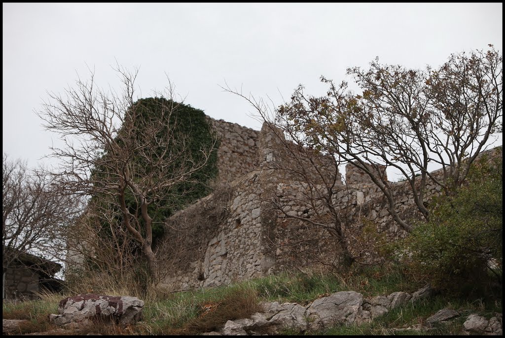 Karlobag 21.11.2010. 26 Od 1322. Scrissa je u posjedu Gušića - roda Kurjakovića Krbavskih. Po knezu Karlu Kurjakoviću ad početka XVI. st. Scrissa se naziva Karlobag. Iznad današnjeg mjesta na uzvišenom položaju nalaze se ostaci stare tvrđave i zidina u kojoj se u XVI. i XVII.st. nalazila uskočka posada. HK22 by Vladimir Tkalčić