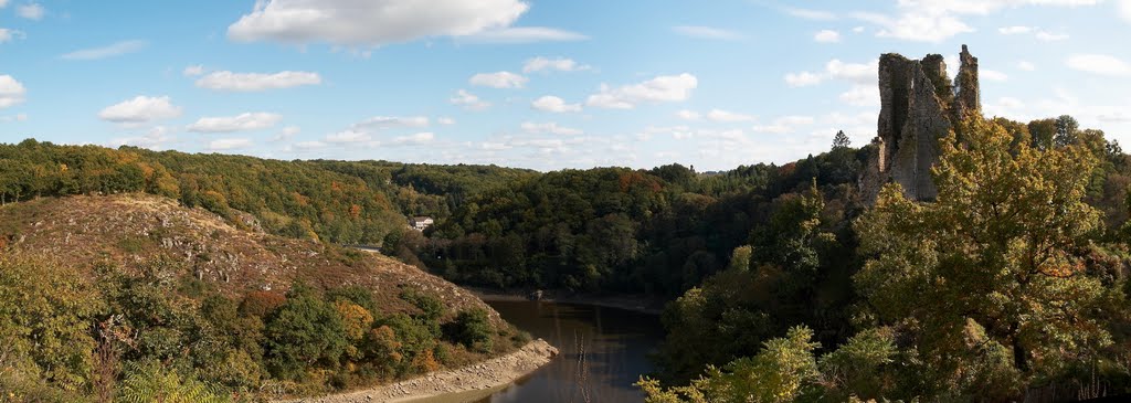 Panoramique au château de Crozant by Bruno GRIFFON