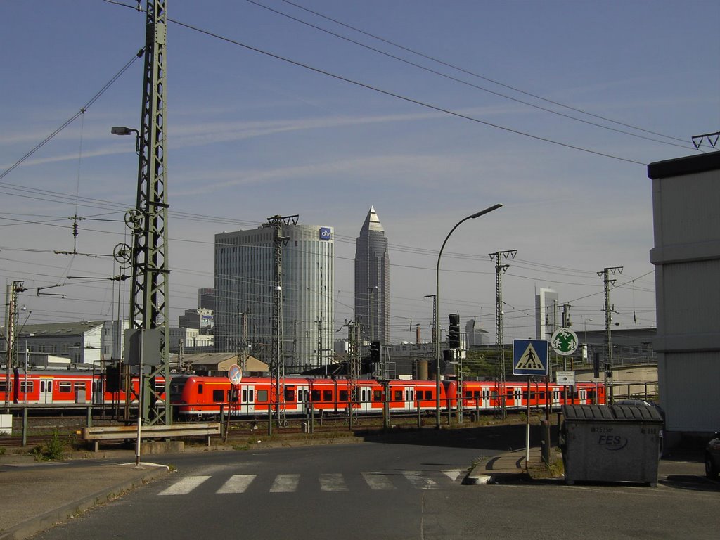 Ffm., Messeturm mir S-Bahnen by karei