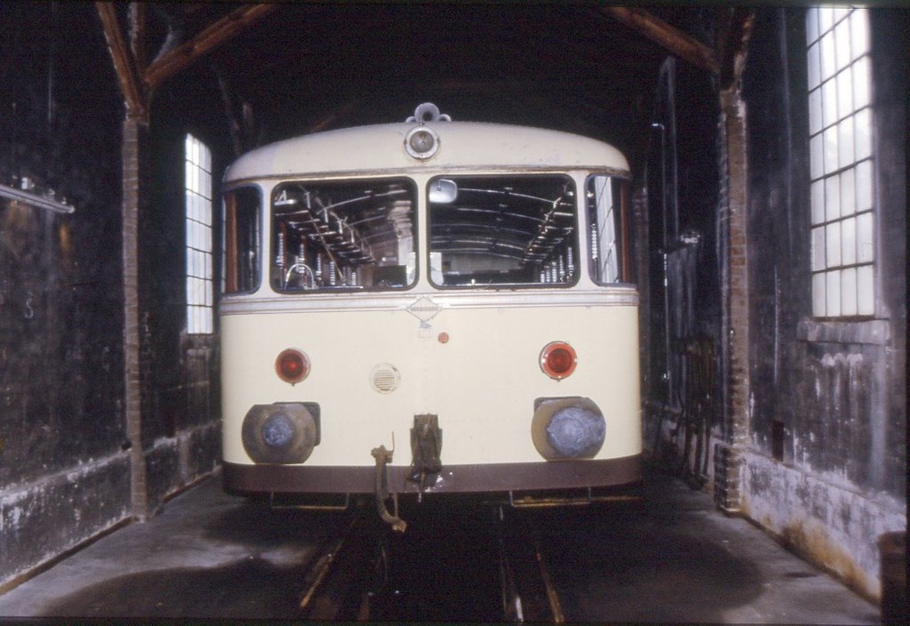 Vor 22 Jahren, VT 50 Uerdinger Schienenbus im Schuppen von Schenklengsfeld by karei