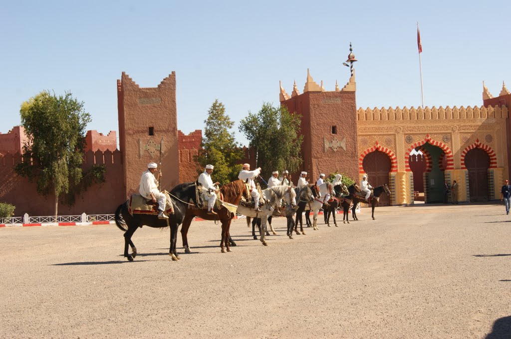 Banlieue de MARRAKECH au MAROC - entré du restaurant touristique ! "chez ALI" by Jakob Kuhn