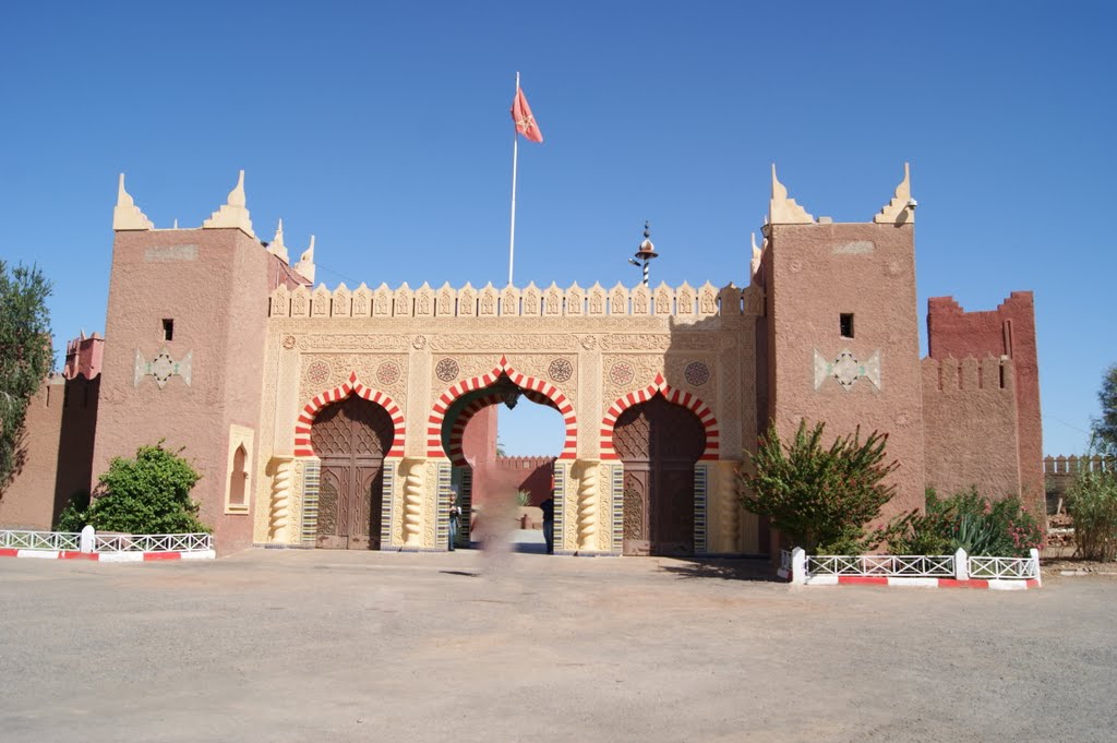 Banlieue de MARRAKECH au MAROC - entré du restaurant touristique ! "chez ALI" by Jakob Kuhn