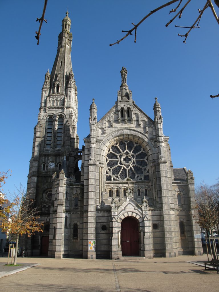 La façade de l'église N-D de Toutes-Aides. by luminem