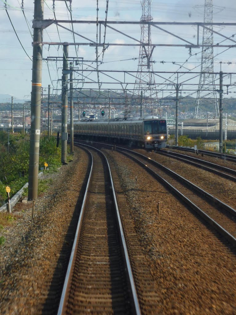 敦賀行き新快速の先頭車両からの眺め (サントリー京都ビール工場付近) (京都府長岡京市) (The view from the first car of Shin-Kaisoku train, Nagaokakyo City, Kyoto, Japan) by scarbo