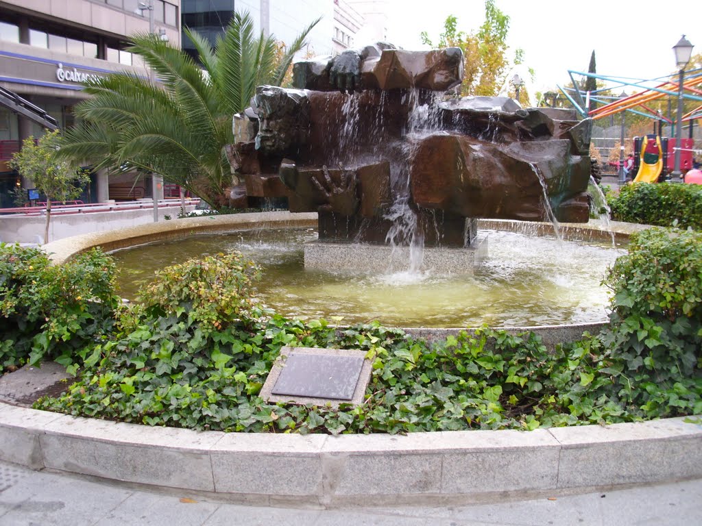 Escultura de (Pablo) Serrano en la Calle de (General) Serrano by Manuel Arranz Suárez