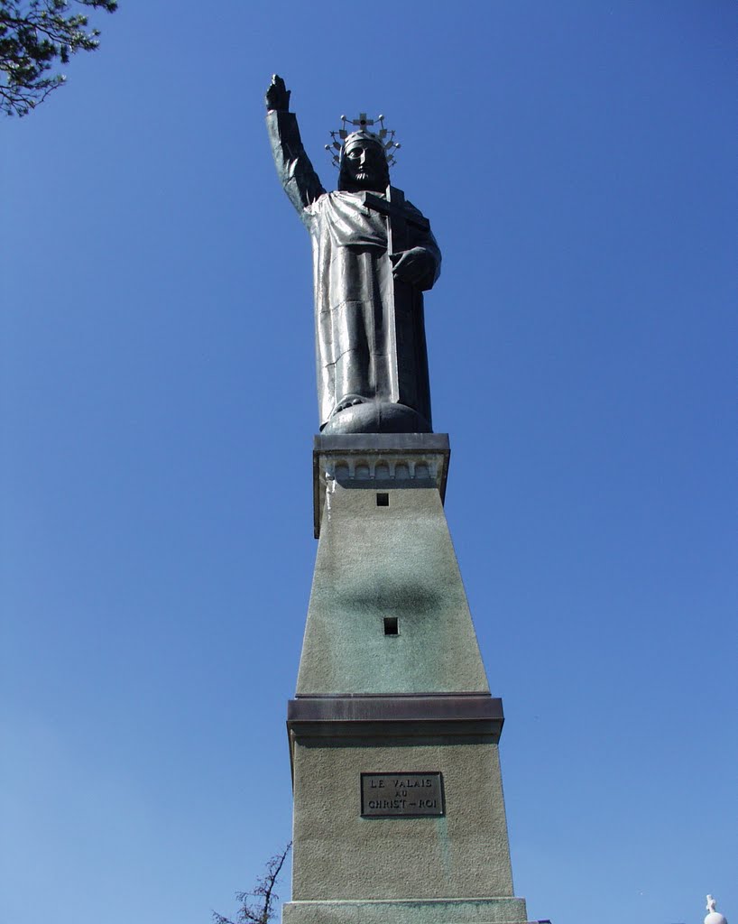 Lens - statue du Christ-Roi, vue sud by Charly-G. Arbellay