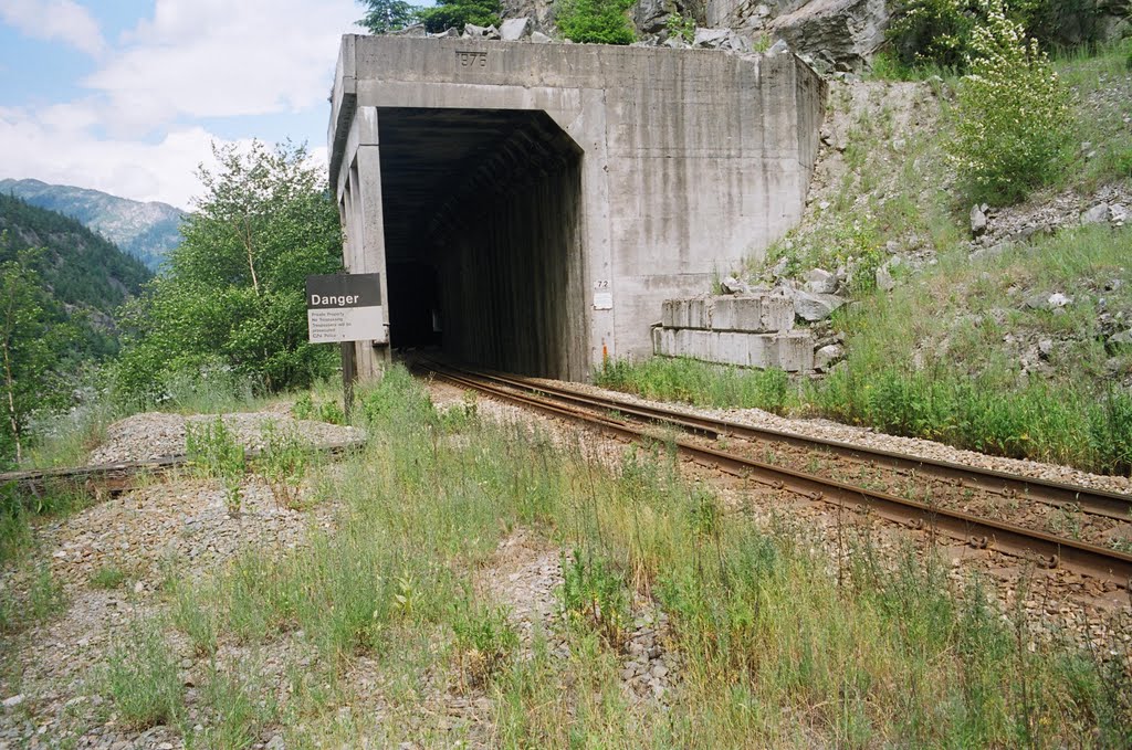 Railroad Tunnel at Hells Gate by Er ist da