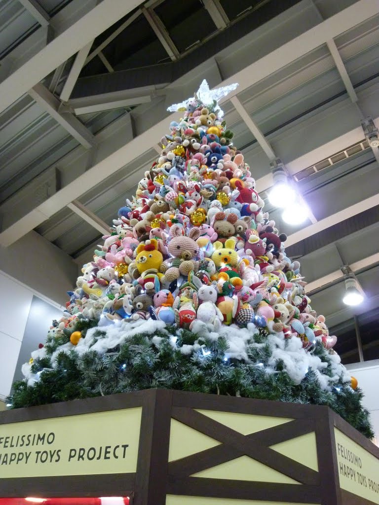 JR日暮里駅のぬいぐるみクリスマスツリー (東京都荒川区) (Christmas tree made of stuffed animals, Nippori Sta, Arakawa-ku, Tokyo, Japan) by scarbo