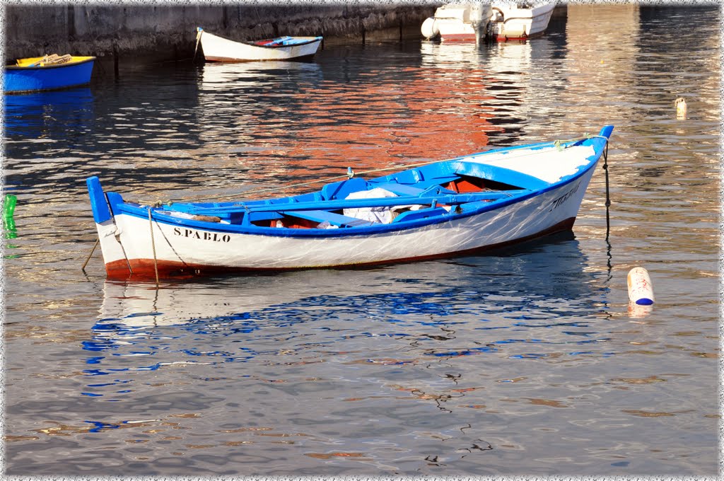 Bote anclado by Eugenio Perez