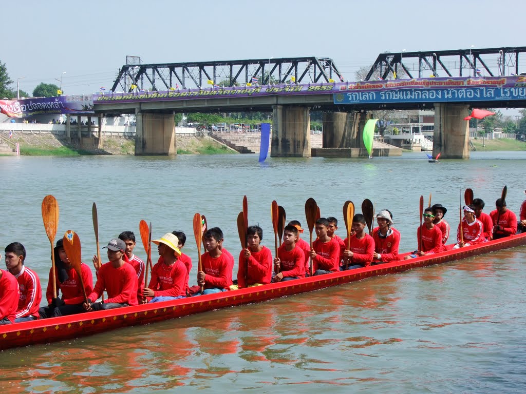 The long boat competition-การแข่งขันเรือยาวราชบุรี by สถาบันราชบุรีศึกษา