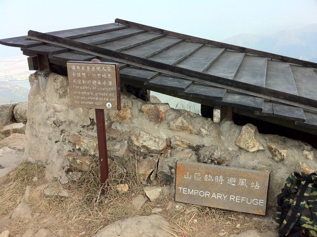 Temporary refuge on Lantau Peak 鳳凰山頂上的臨時避風站 (27Nov2010) by JJ Leung