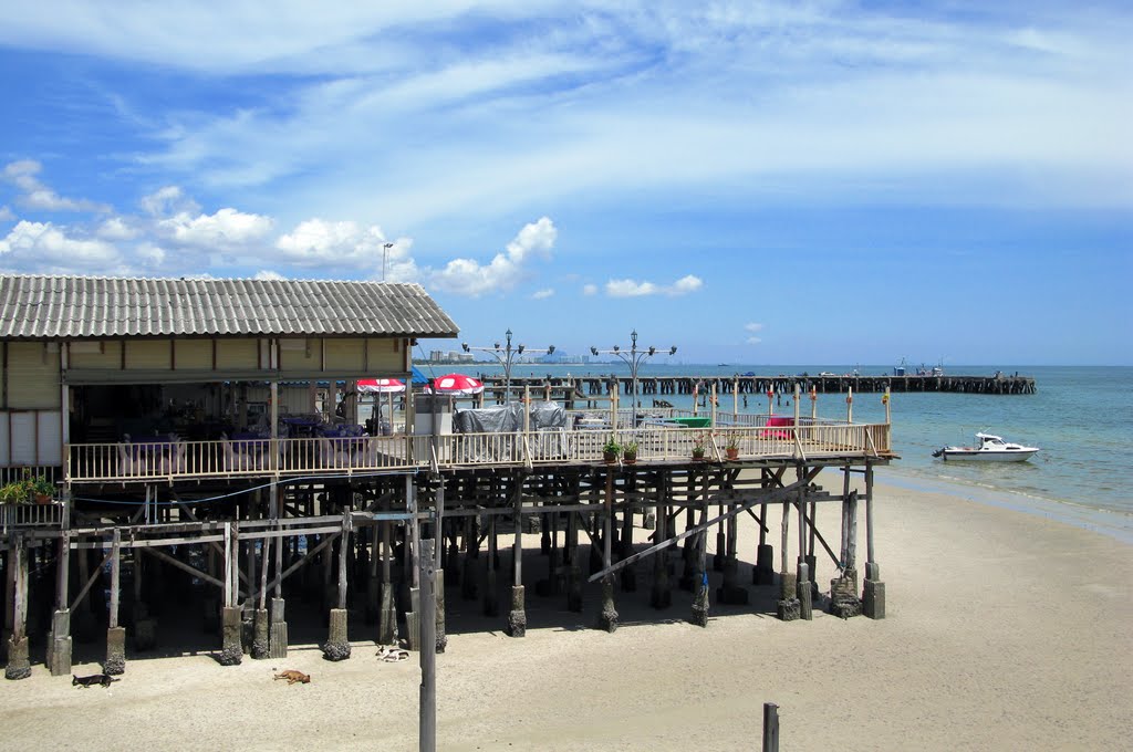 Hua Hin, Thailand. Quiet day at the piers. by Eivind Friedricksen